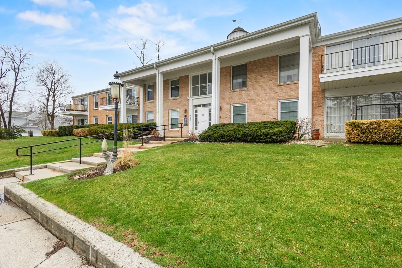 1305 W. Main St. Unit 202 Lake Geneva, WI 53147