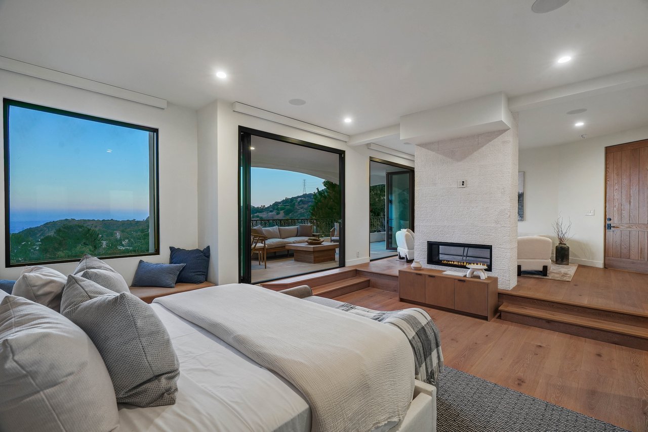 7212 Mulholland Dr, Hollywood Hills