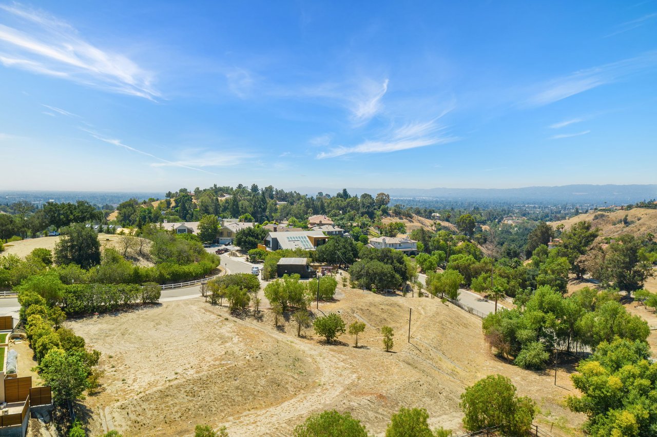 18149 Knoll Hill