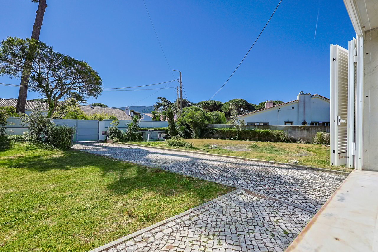 Spacious 5-Bedroom Villa with Expansive Garden Near Sintra in Colares