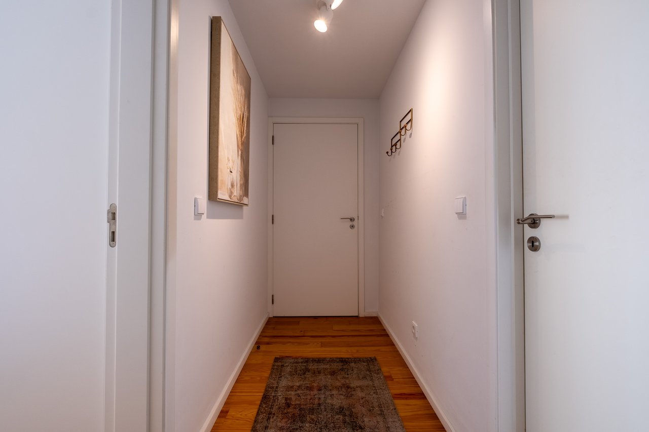Chic 2-Bedroom Apartment with AL License in Central Porto – Ideal Investment or Pied-à-Terre in Portugal’s Most Dynamic City