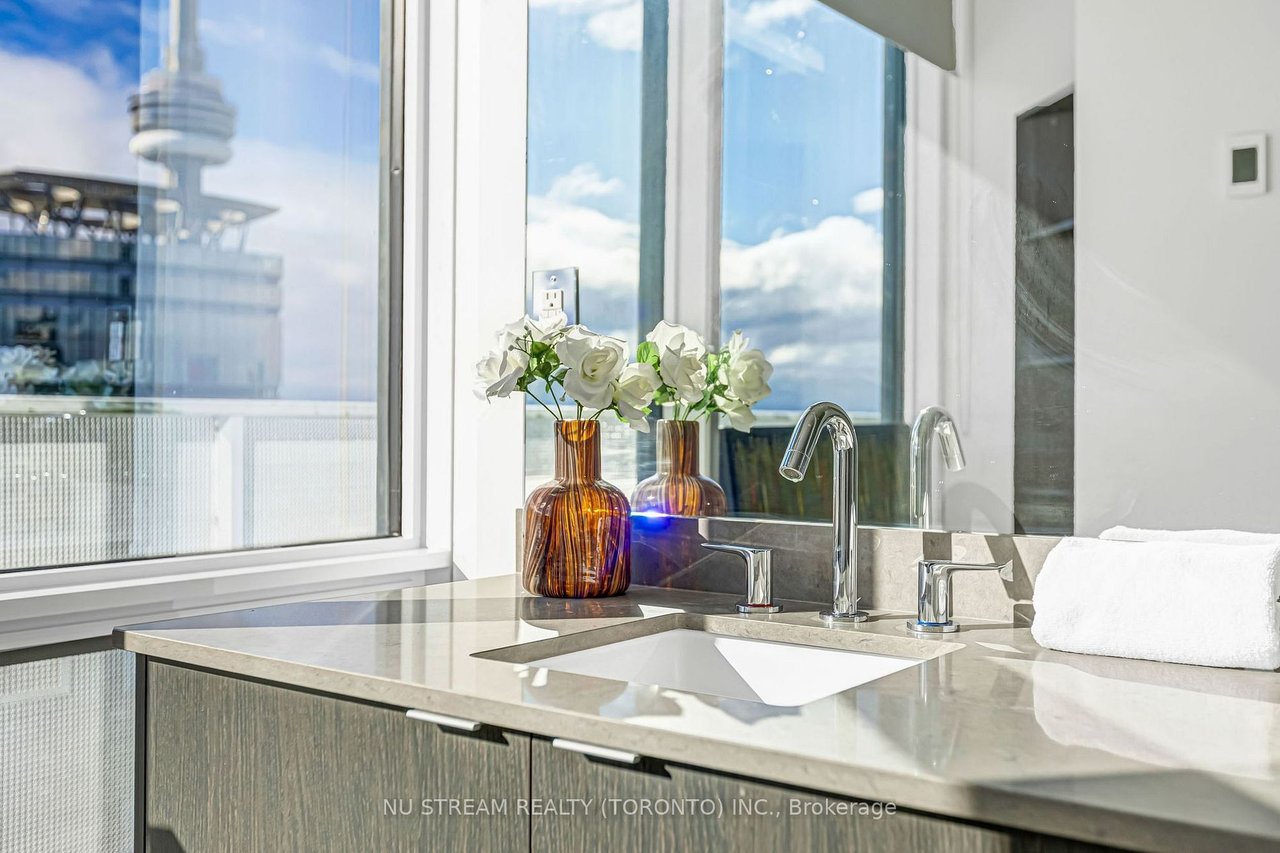 ICONIC LIVING AT 100 HARBOUR ST