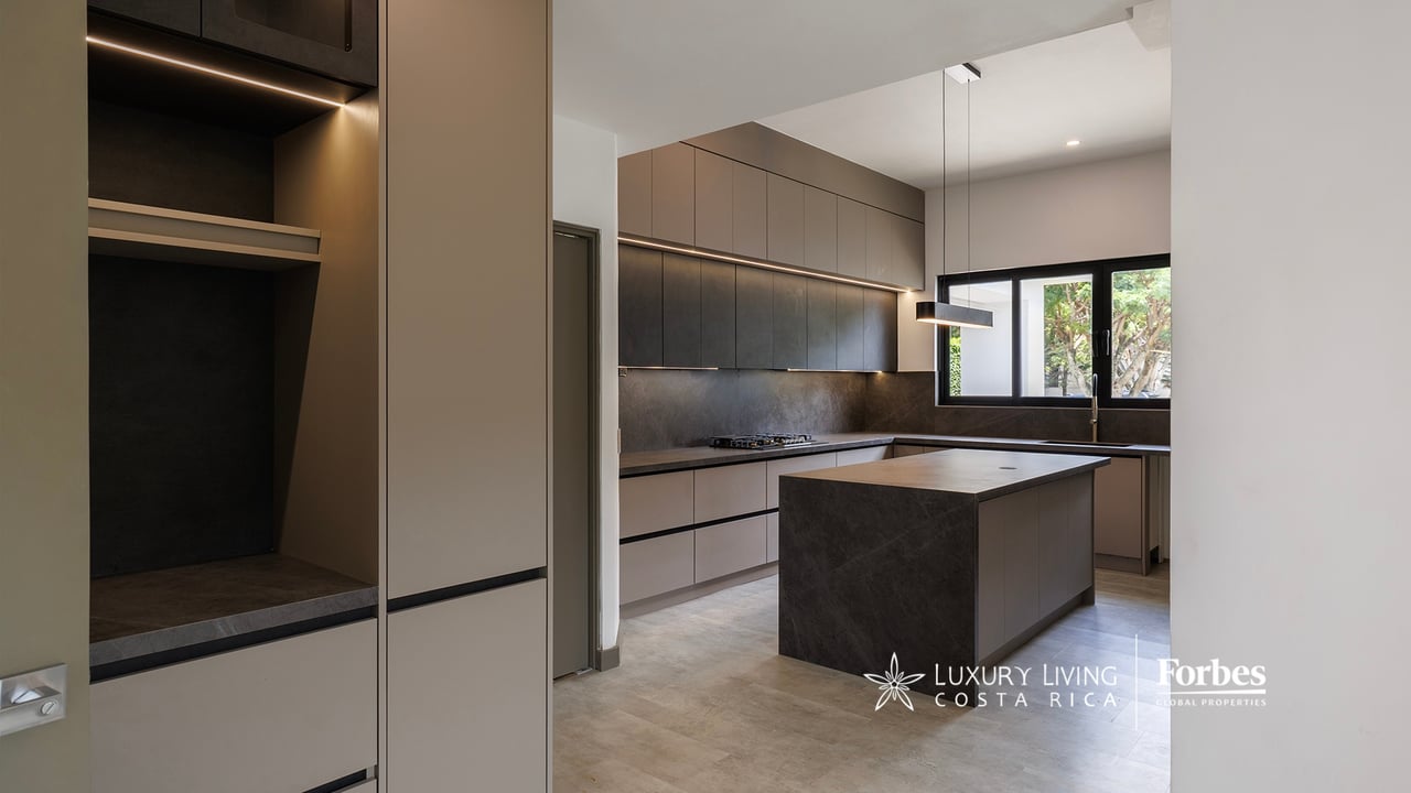 21468 - Remodeled 1-level house, 4 bedrooms, pool, terrace and garden