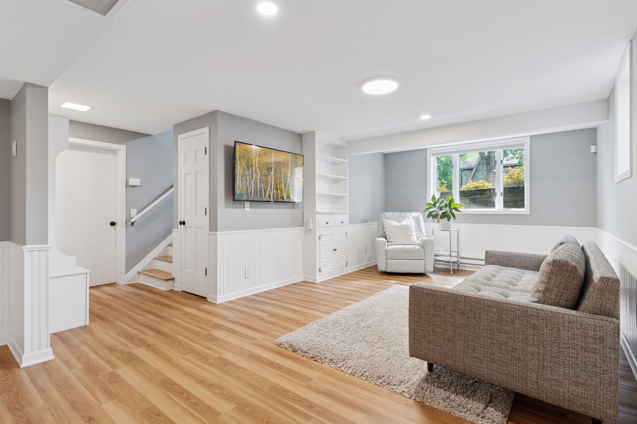 *PENDING* 4516 Vandervork Ave, Edina