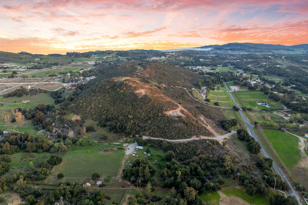 39948 Avenida La Cresta