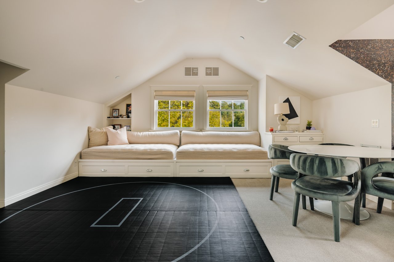 2435 Mandeville Canyon Rd 