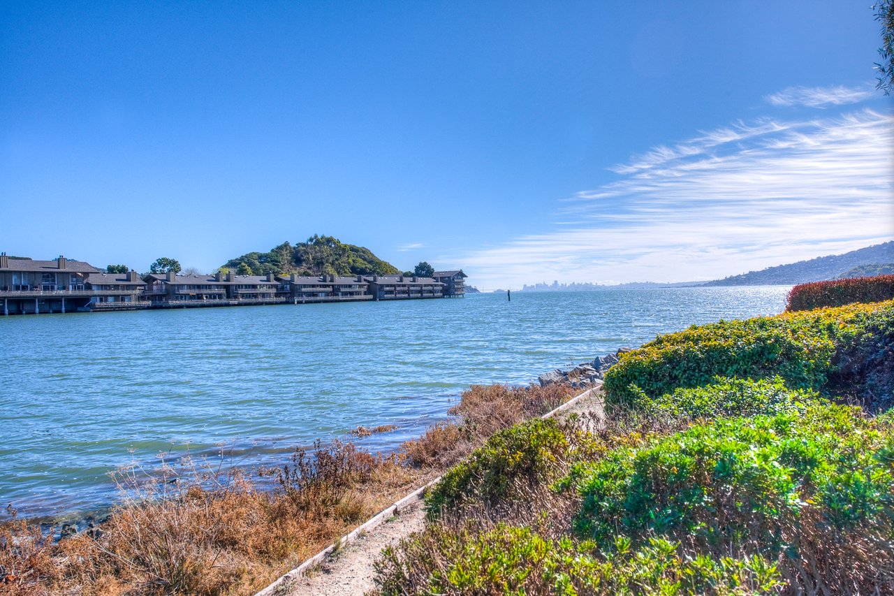 28 Greenwood Bay Dr