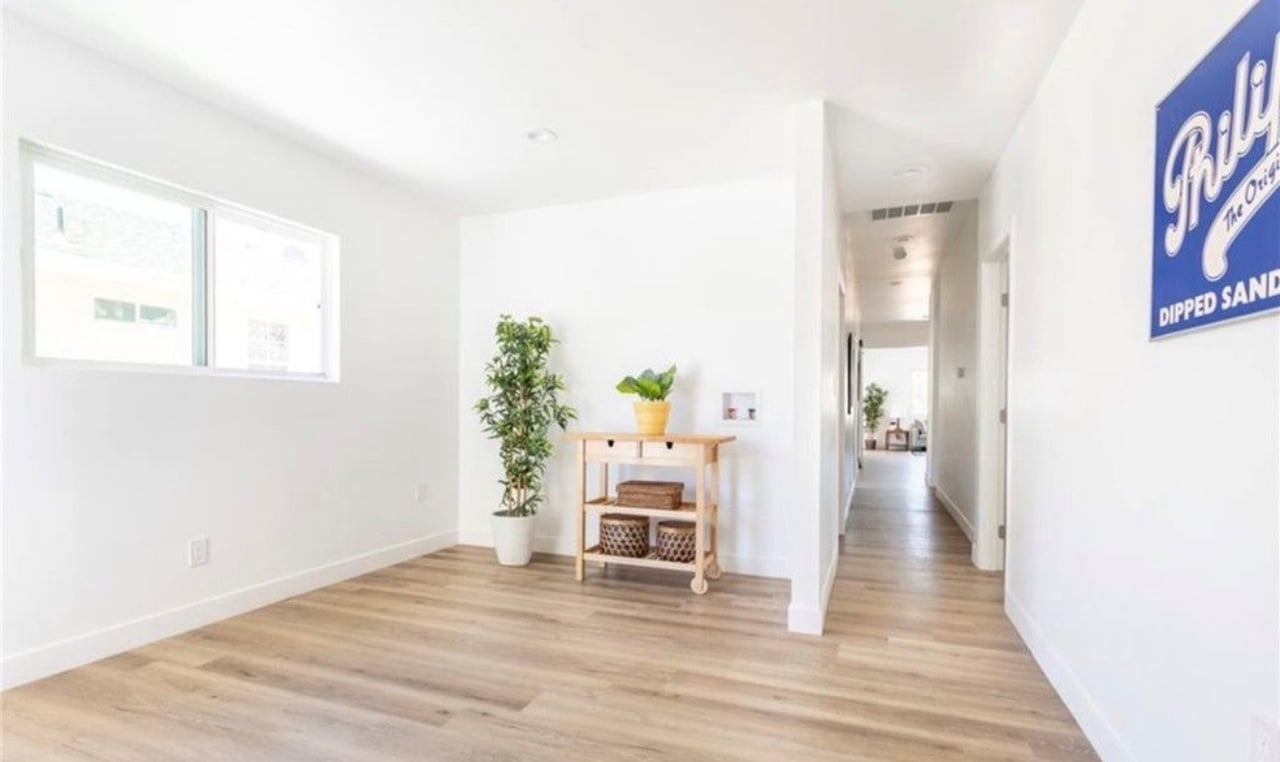 1731–1733 S New England St