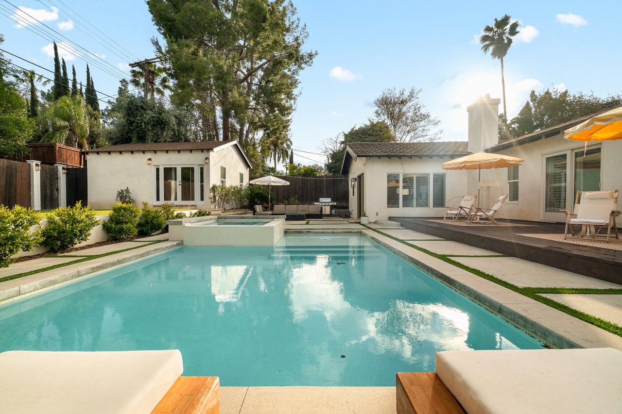 20212 Oxnard St, Woodland Hills