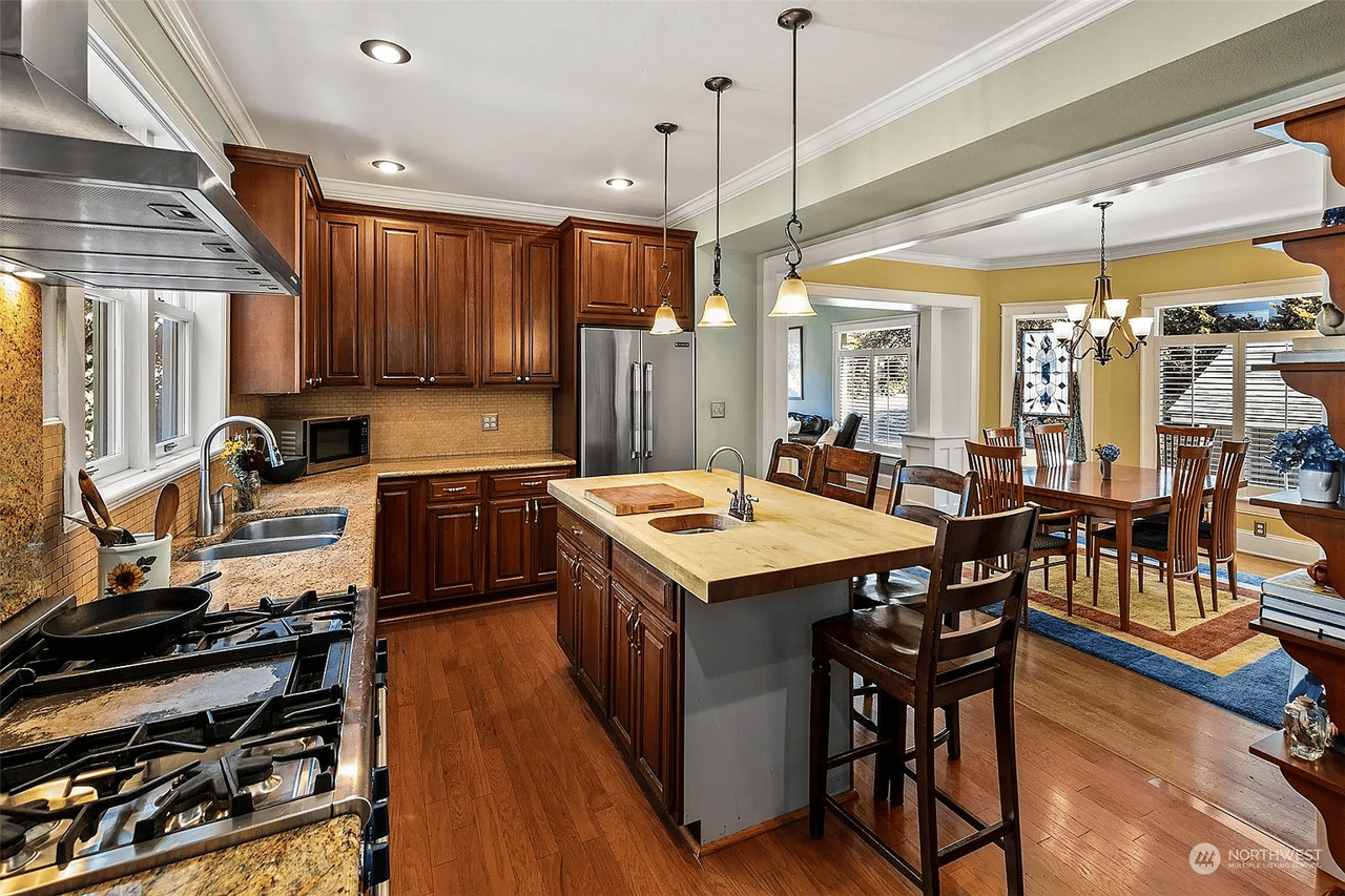 5529 Kenwood Place N