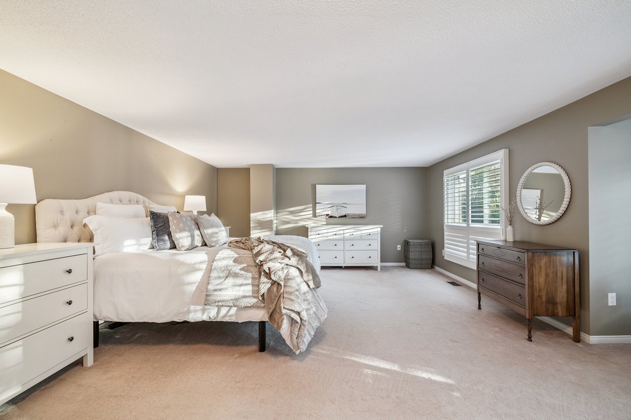 Impressive Home on Ravine Lot in Glen Abbey