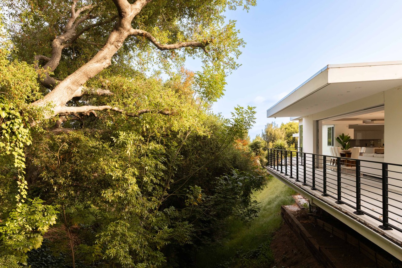 1124 Summit Dr, Beverly Hills