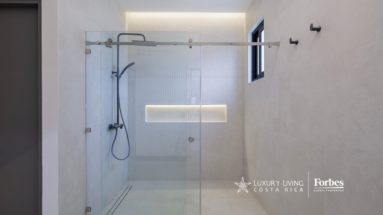 21468 - Remodeled 1-level house, 4 bedrooms, pool, terrace and garden