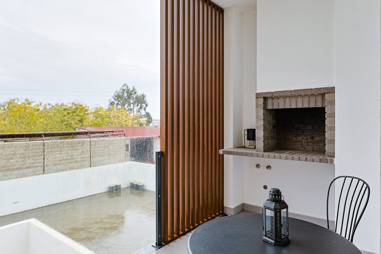 Modern 2-Bed, 2-Bath Apartment in Central Marinha Grande – Near Nazaré