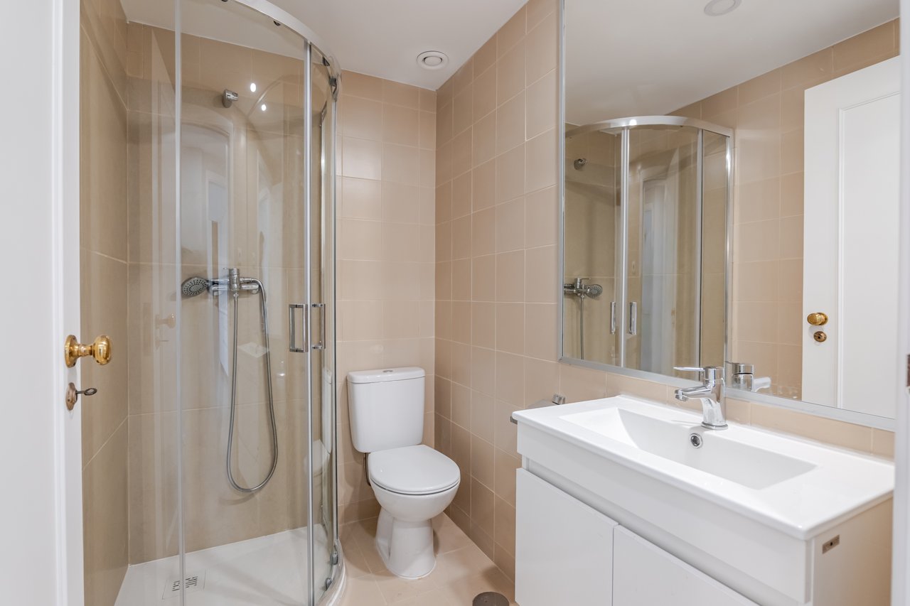 Luxury 5-Bedroom Apartment with Balcony & Private Garage in Foz do Douro, Porto