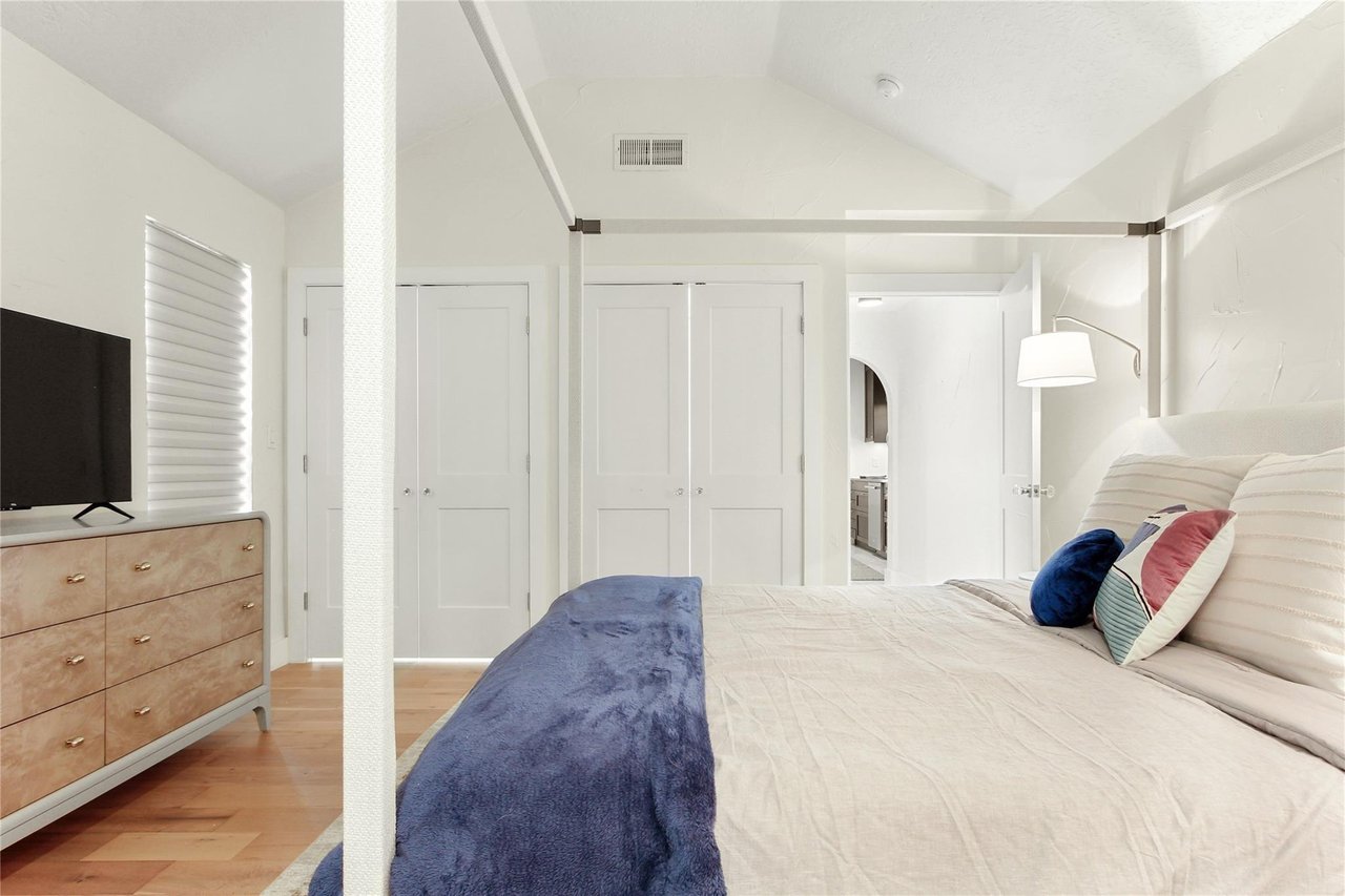 4132 Pershing
