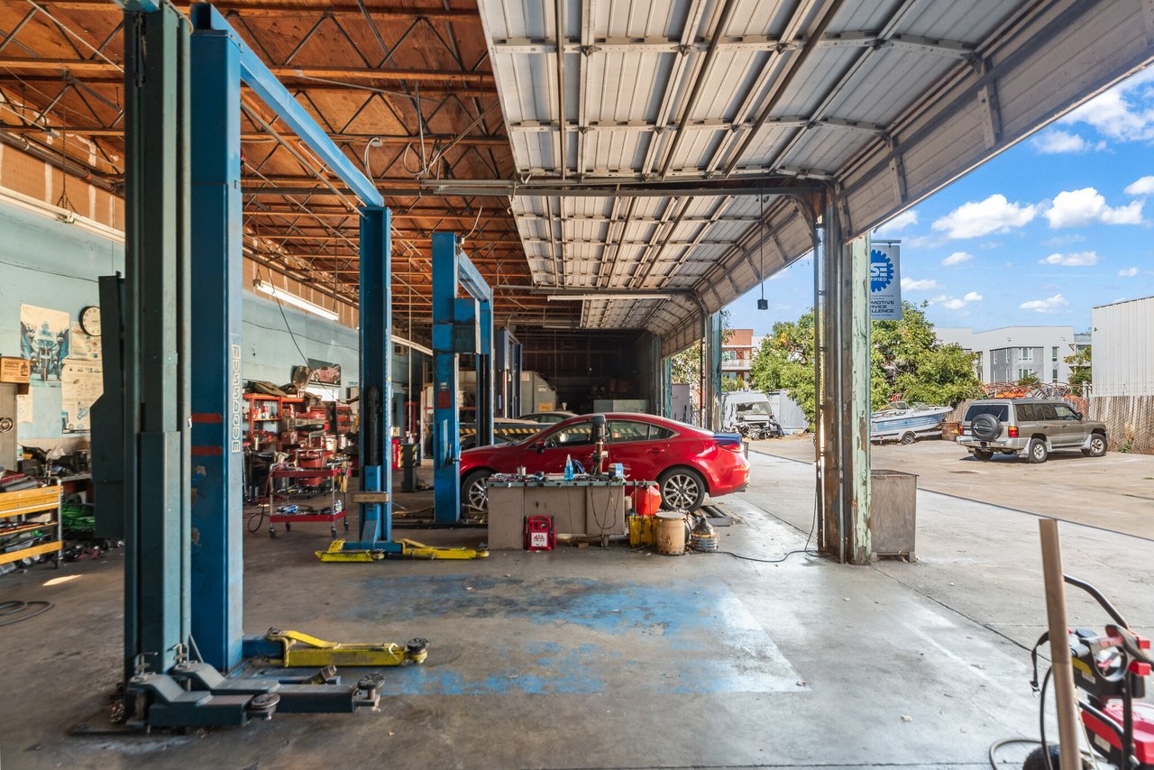 Rare 6,260 SF Auto Body/Repair Building