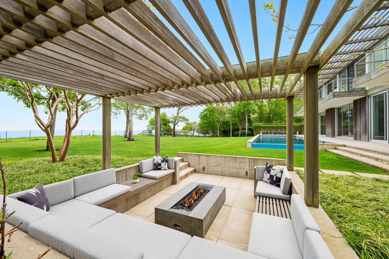 60 Hedges Banks Drive