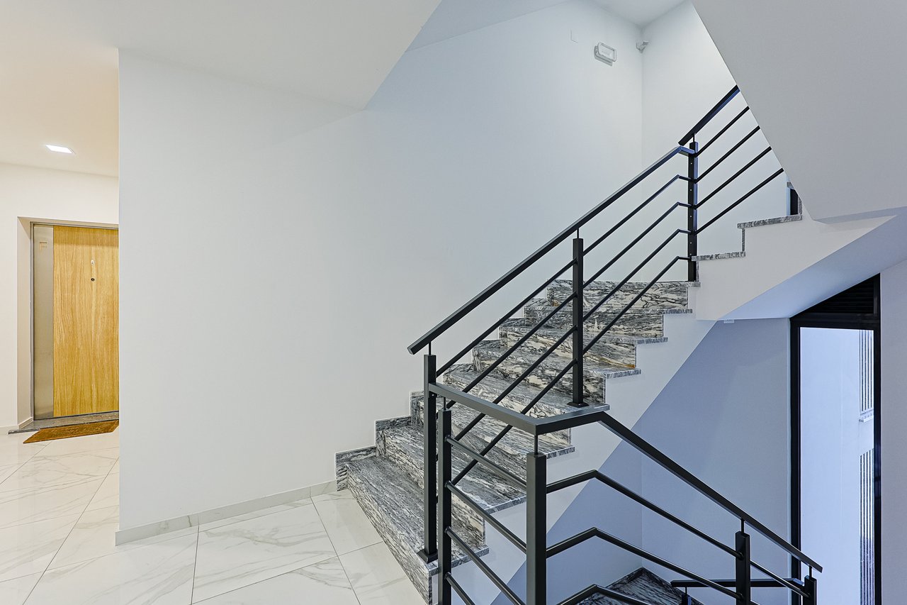 Modern 2-Bed, 2-Bath Apartment in Central Marinha Grande – Near Nazaré