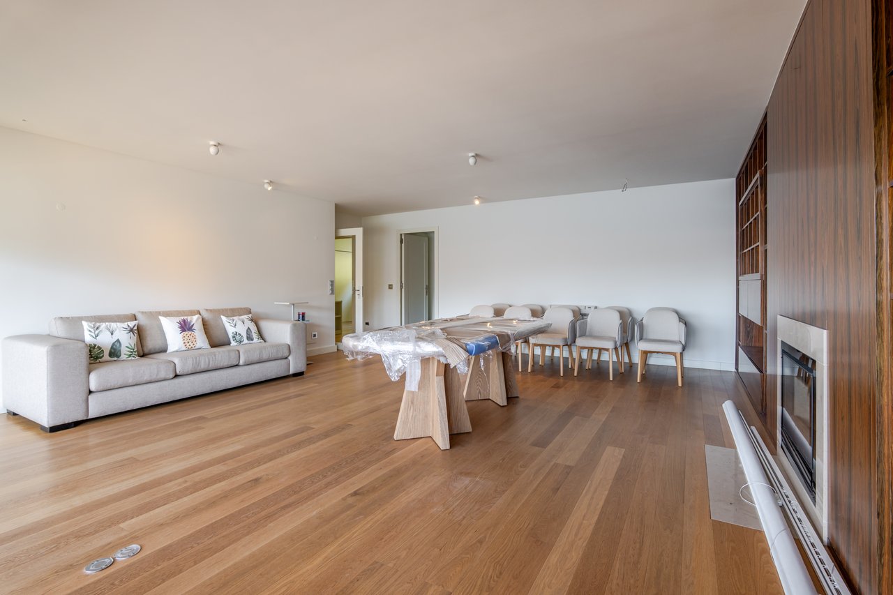 Sophisticated Three-Bedroom Apartment in Porto