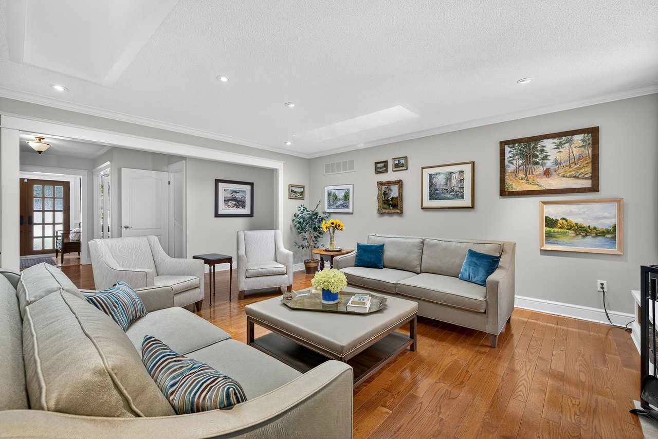 6 Falling Leaf Crt, Aurora