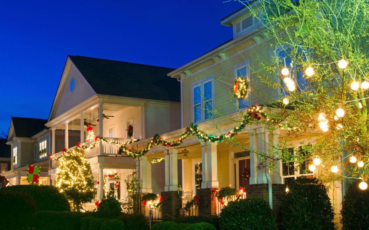 Holiday Real Estate: Pros and Cons of Buying and Selling During the Winter Season