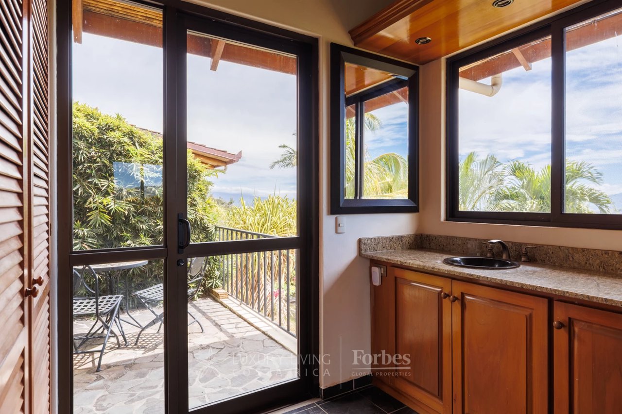 20875 - Villa Plumeria: Atenas, 3.8 Ha with Pool, Coffee Plantation & Views