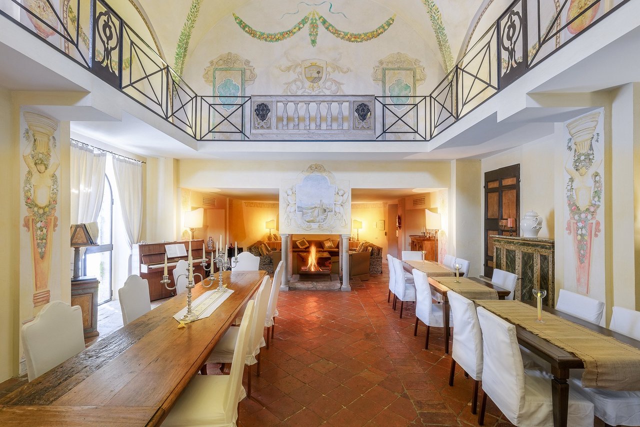 Wide Estate Composed of Houses and Amenities
