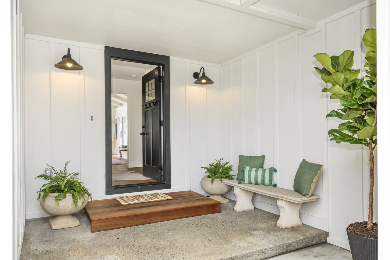 Refined Single-Level Waterfront Retreat