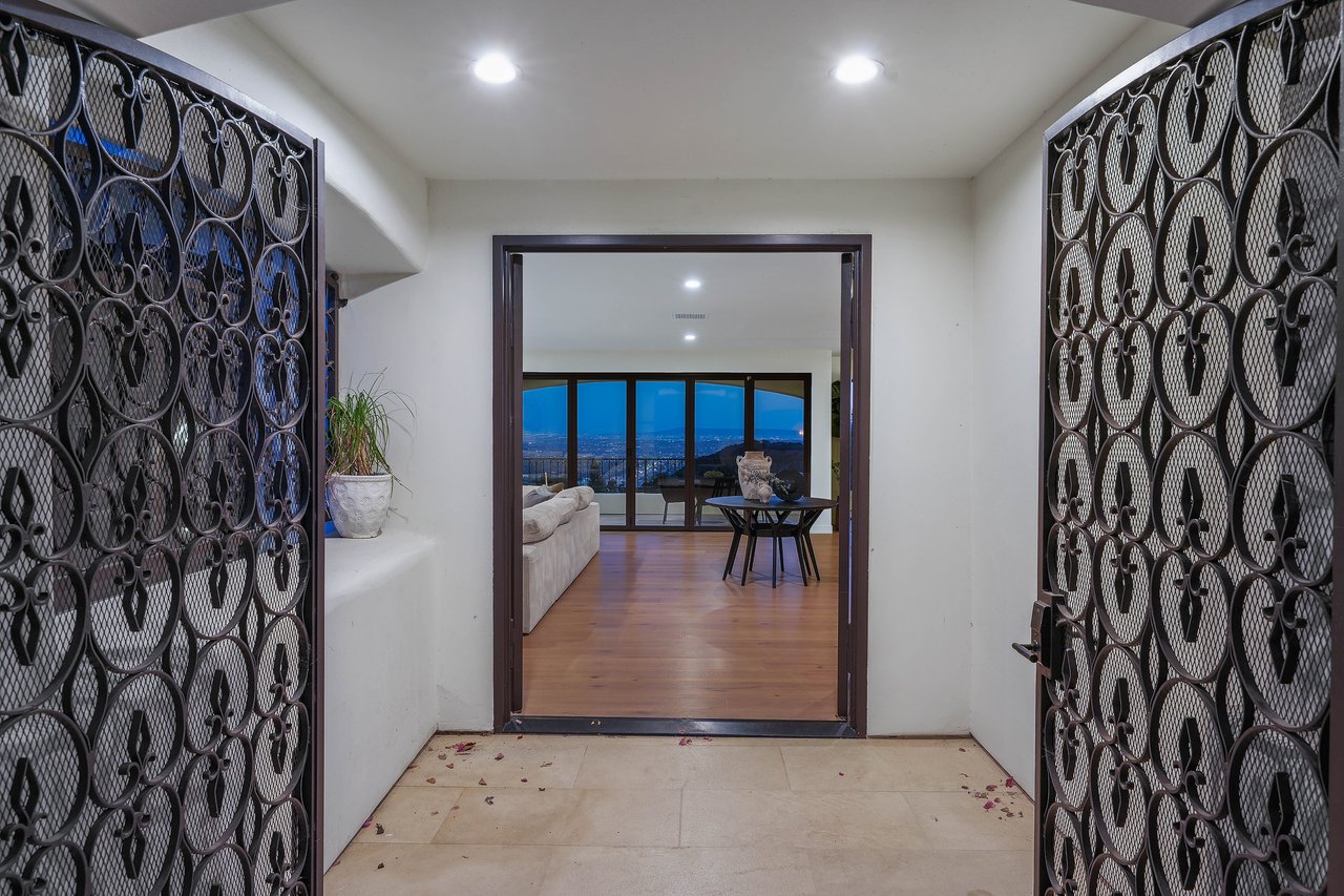 7212 Mulholland Dr, Hollywood Hills