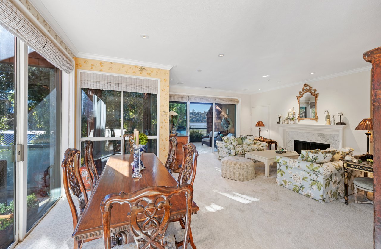 Luxurious End Unit in Point Tiburon