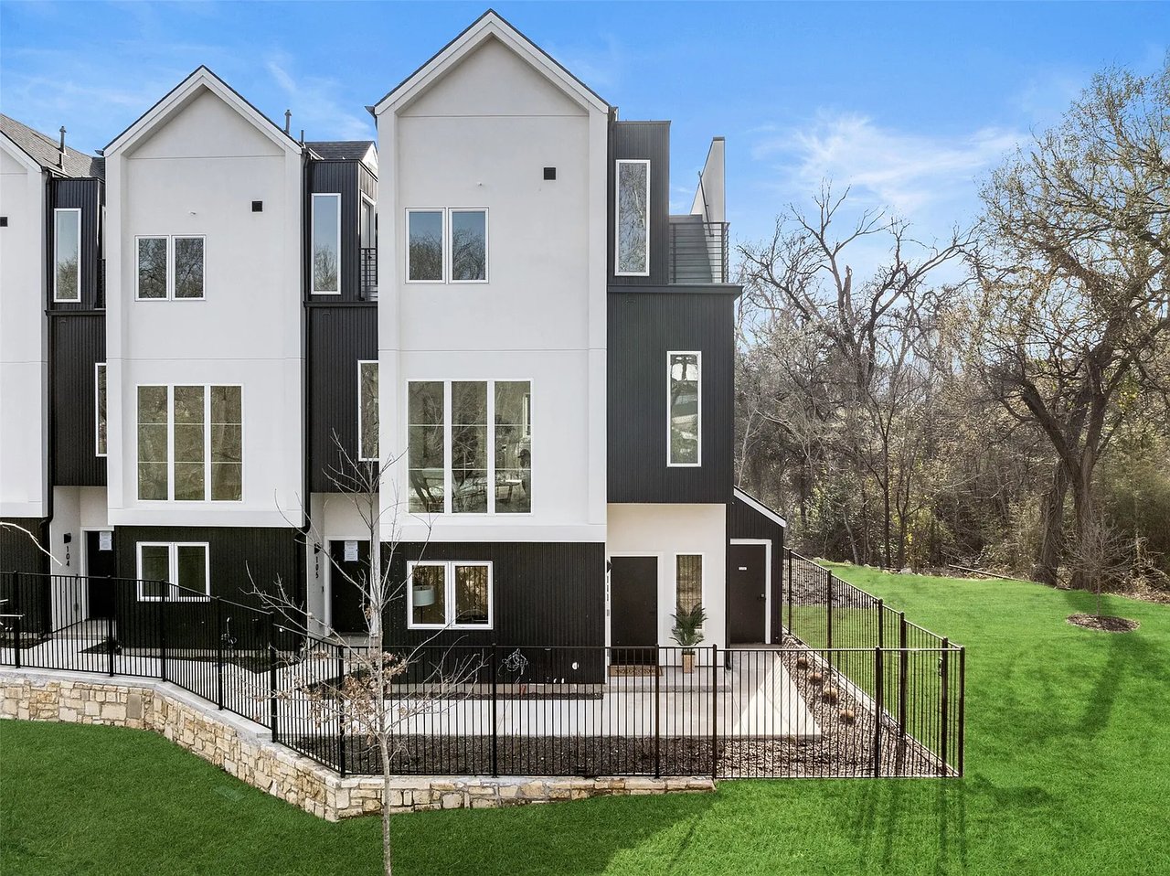 4811 Denton Dr, #105
