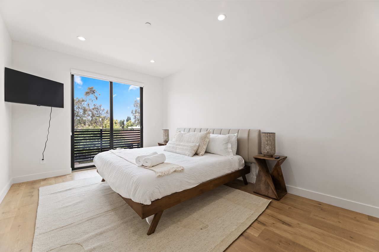 Rooftop Reverie, Laurel Canyon Blvd, 91607