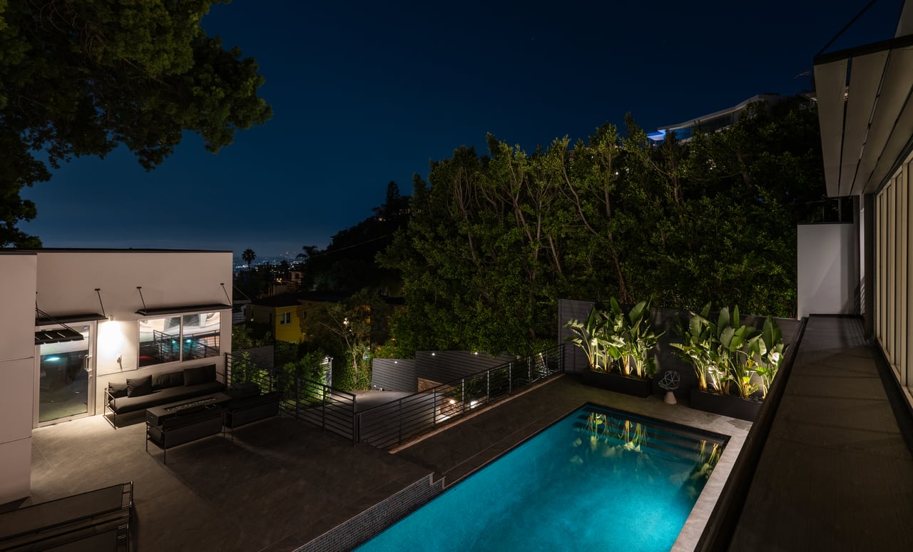 1545 Sunset Plaza Dr