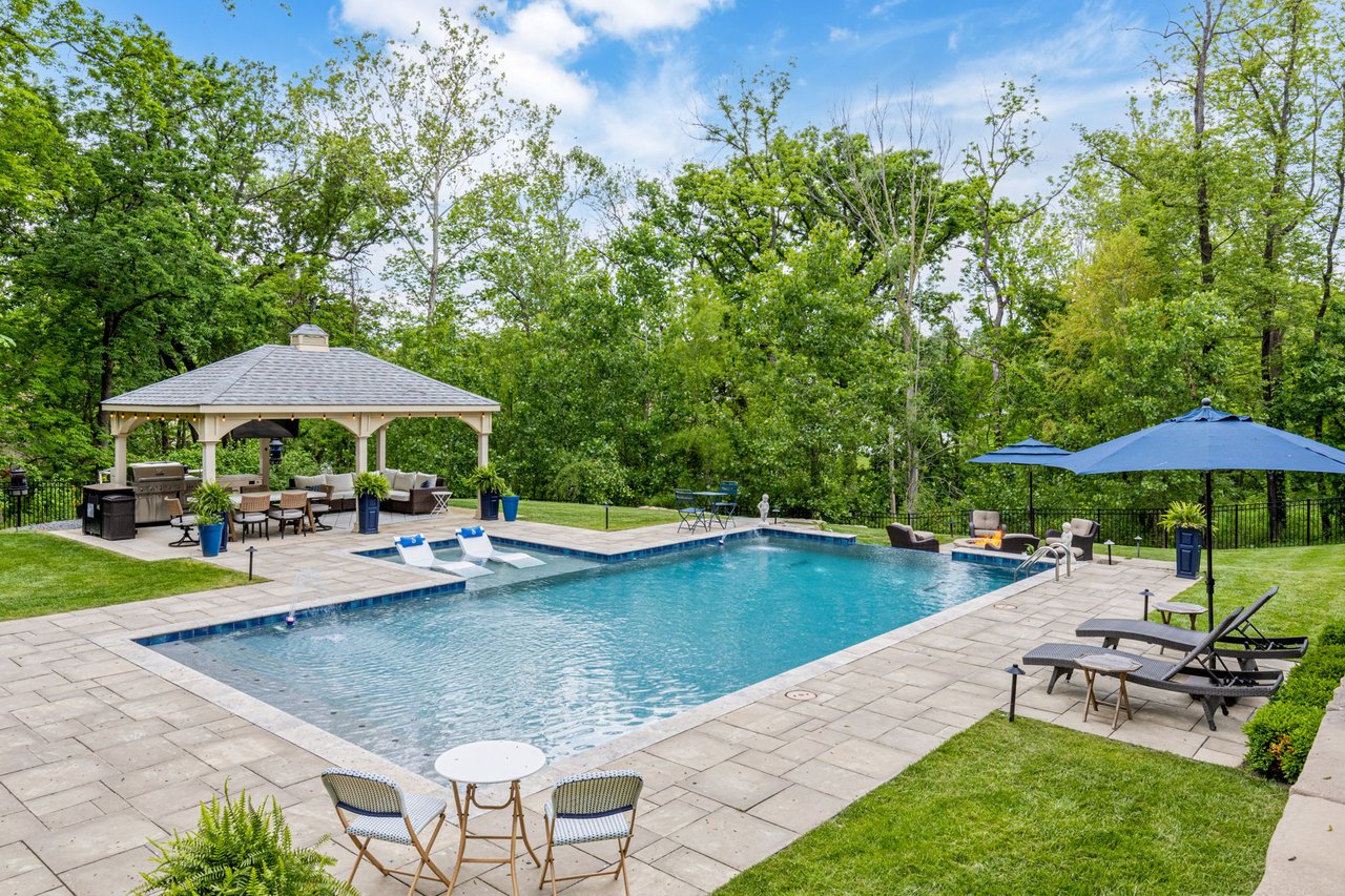11 Lake Forest Court W