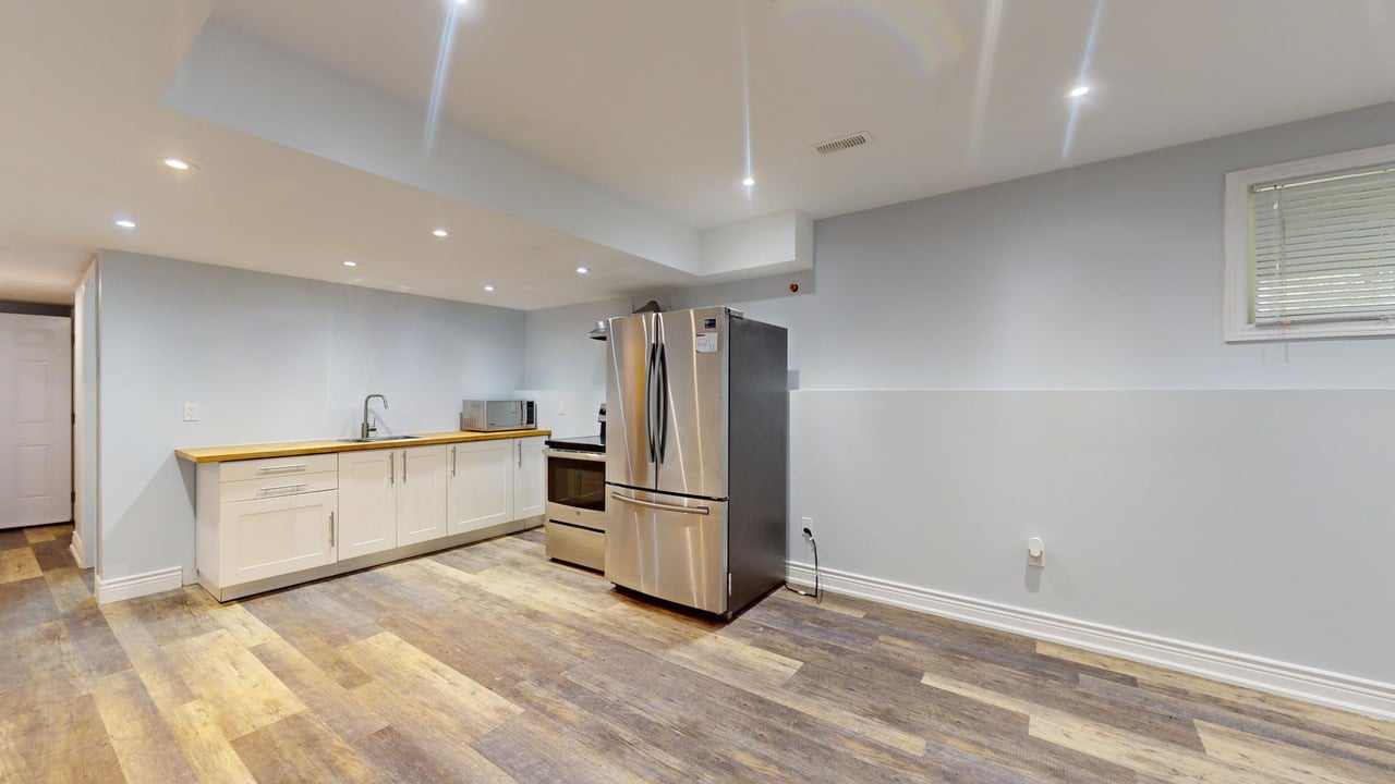 1048 Gilmore Ave Unit: Lower