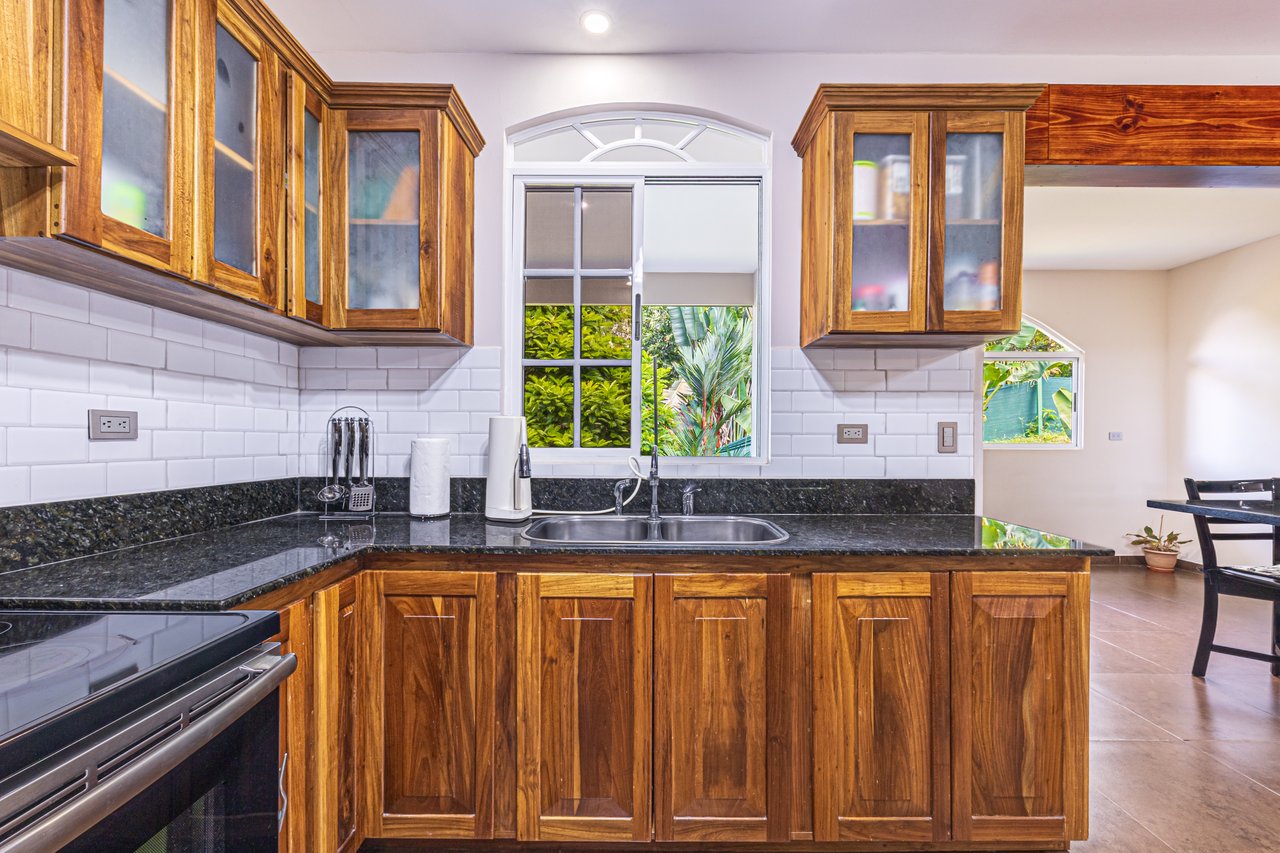 EXCEPTIONAL 5-BEDROOM RESIDENCE– PRIME LOCATION & VERSATILE LAYOUT