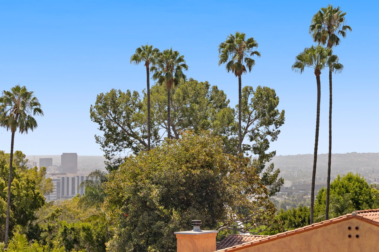 1121 La Collina Drive