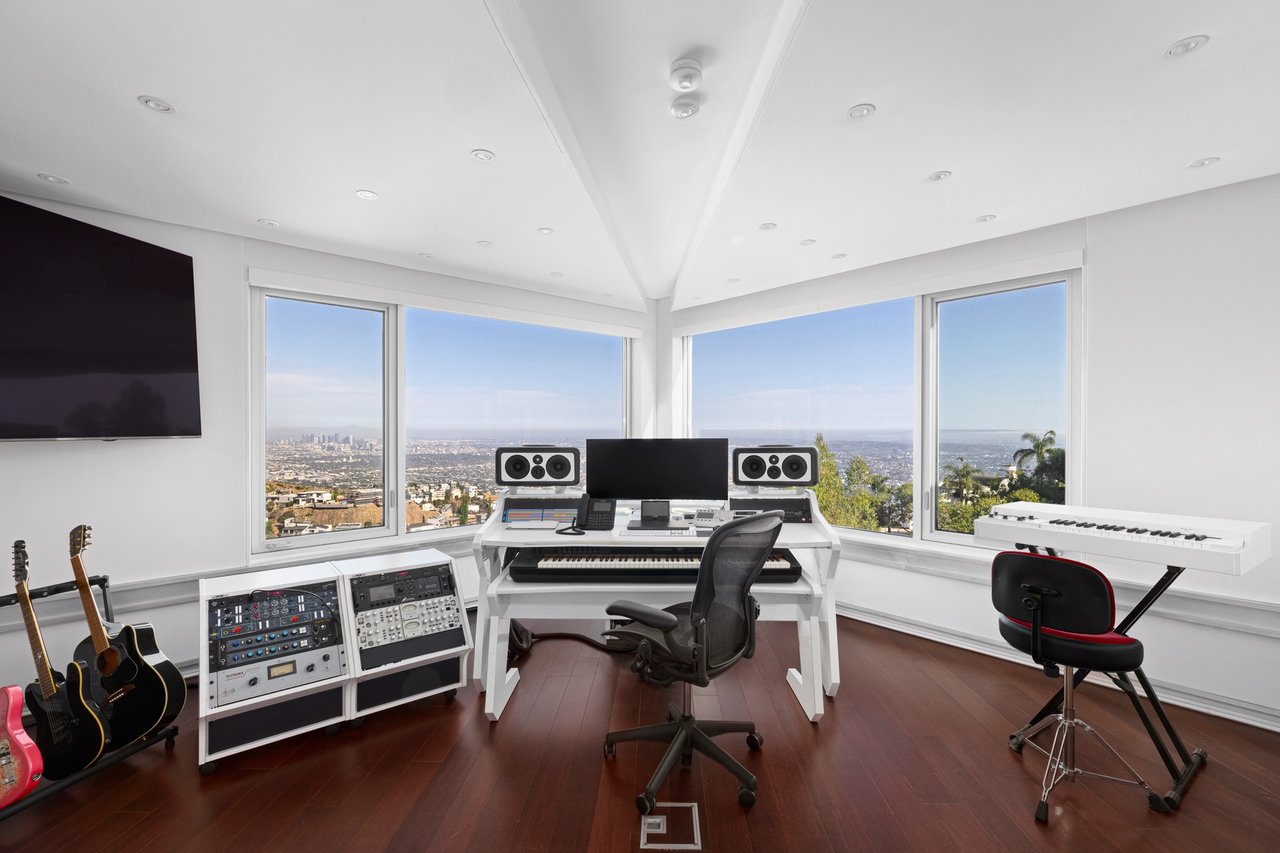 2260 Sunset Plaza Dr