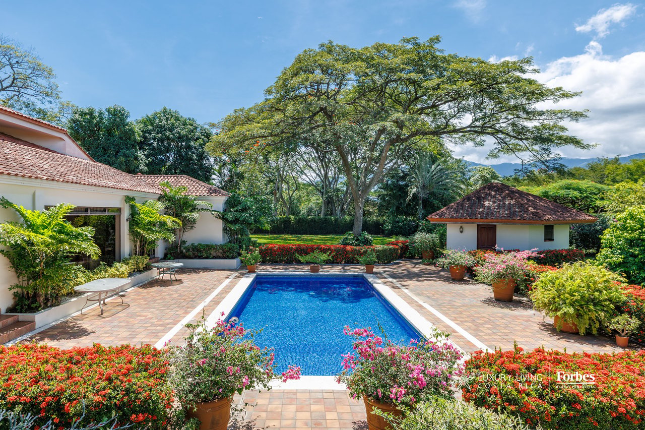 21575 - One level home with almost 3,000sqm of land in Bosques de Lindora