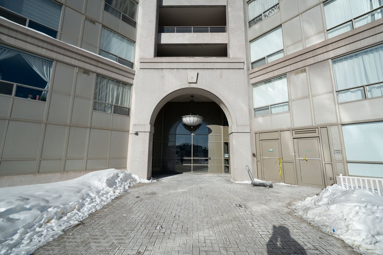 9015 Leslie Street, 807