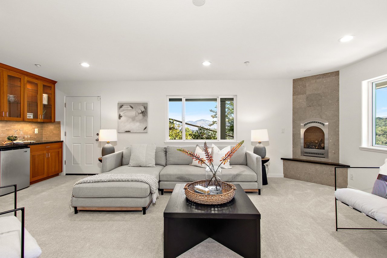 809 Mountain View Dr