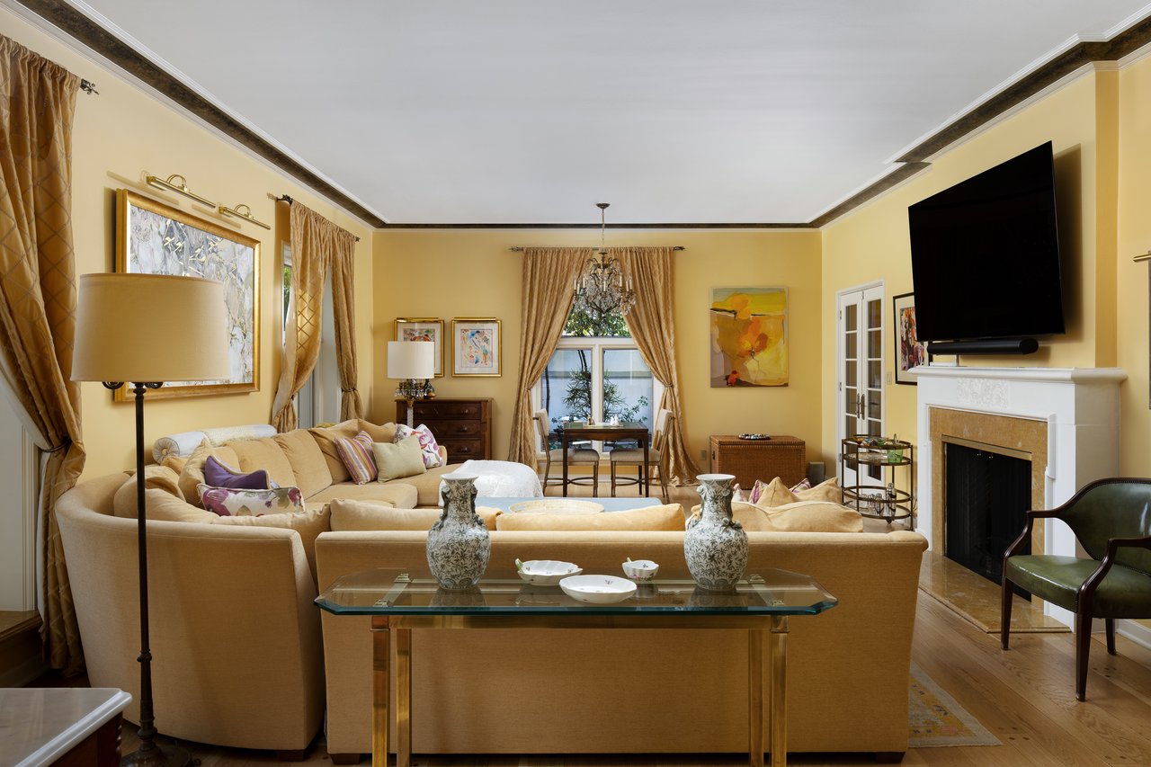 3042 N MANOR Drive E