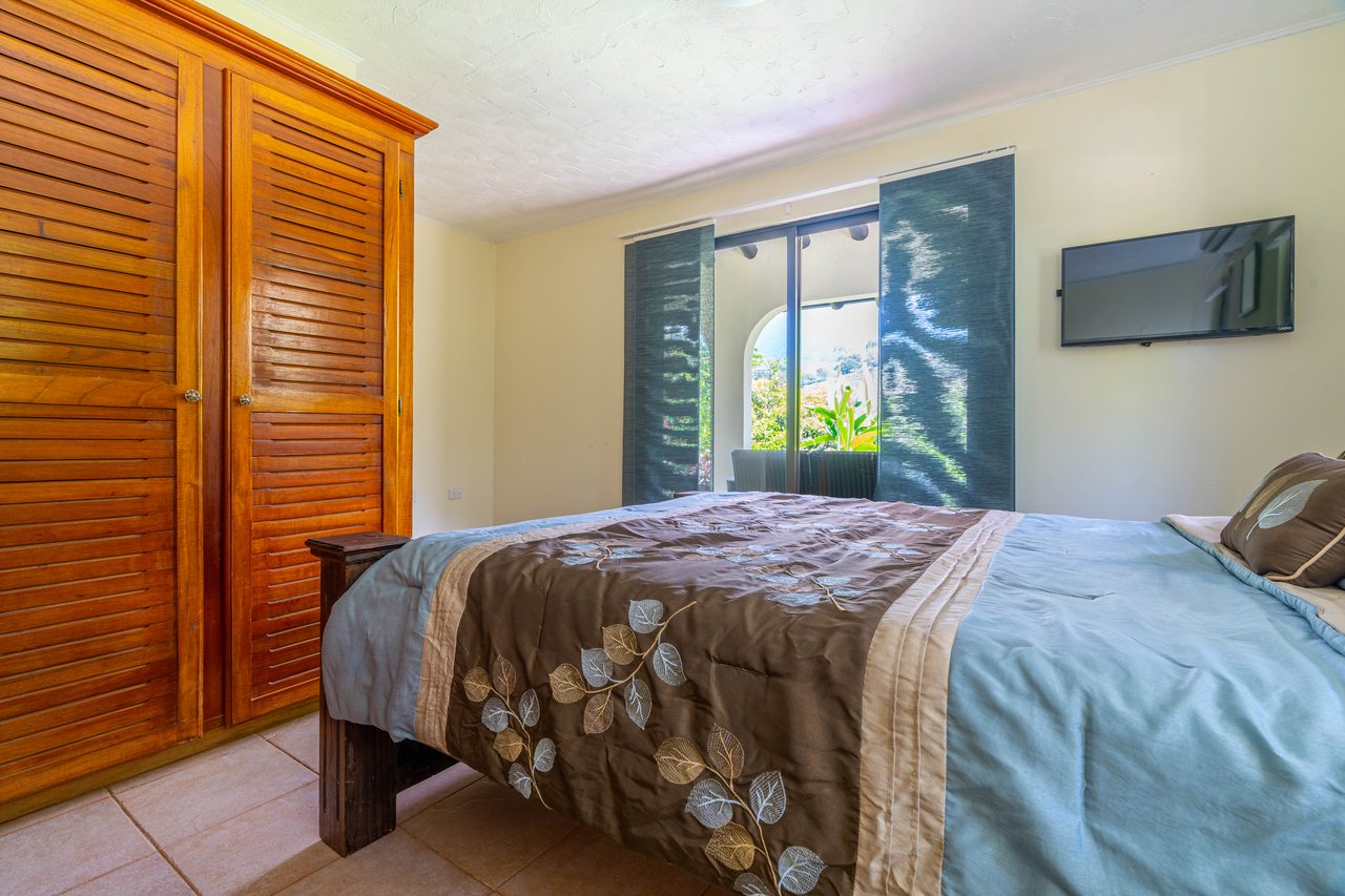 Beautiful Casa Tucán Escape, Tres Rios,  Gorgeous Mountain View with Room to Build!