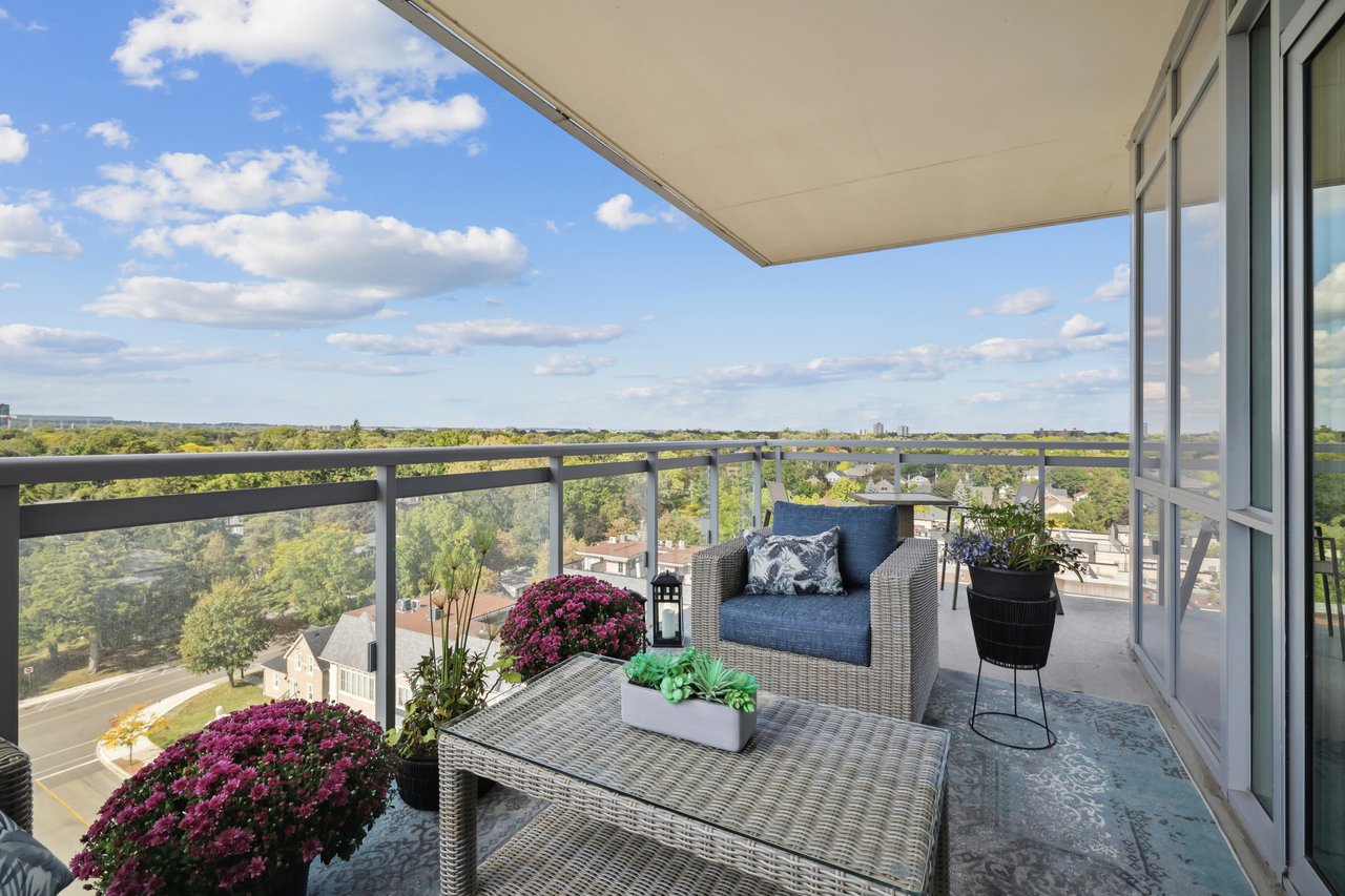 Stunning 2 Bedroom Upgraded Corner Unit