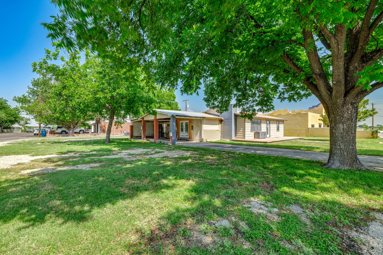 1506 Pine St Ozona, TX 76943
