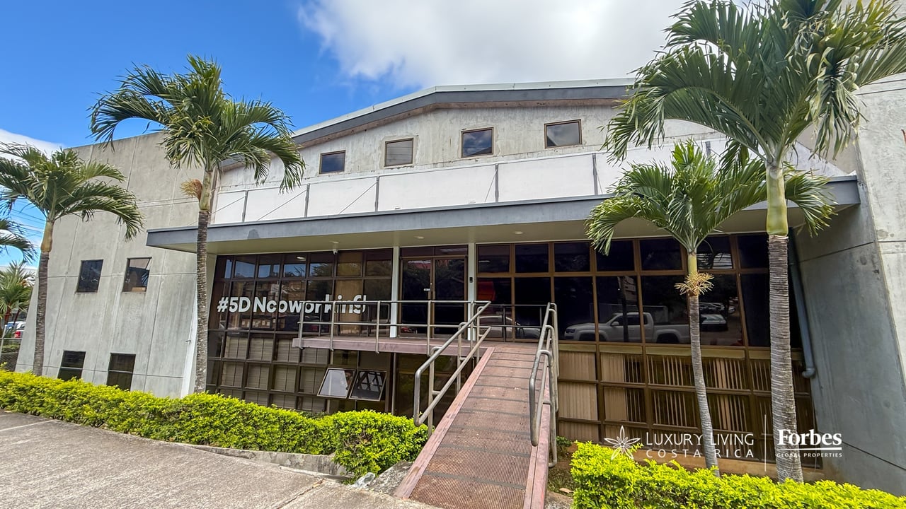 21581 - 3-Story Office/Warehouse with Easy Access to Route 27 in Guachipelin, Escazú