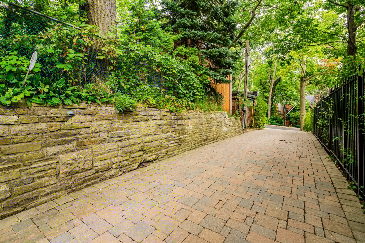 275 Glen Manor Dr E