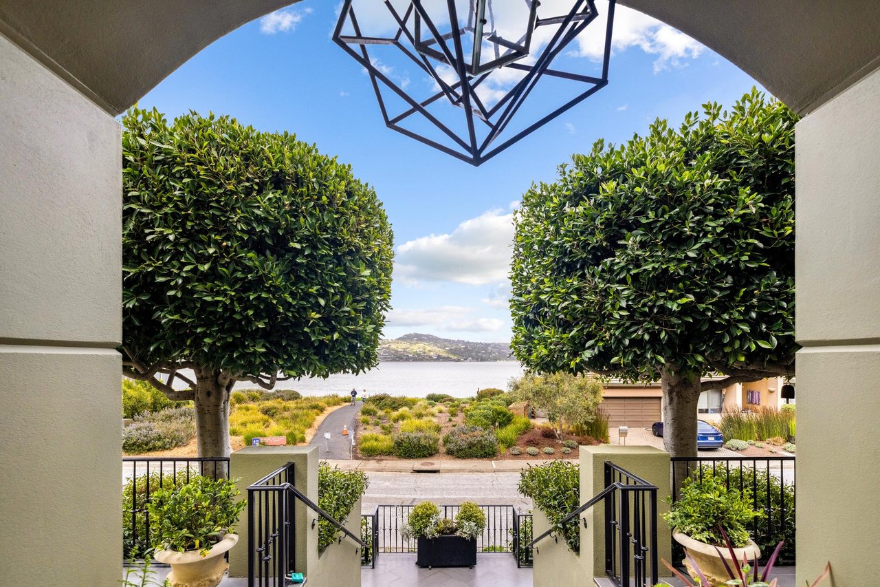 Strawberry Point Retreat with Exceptional Bay Views
