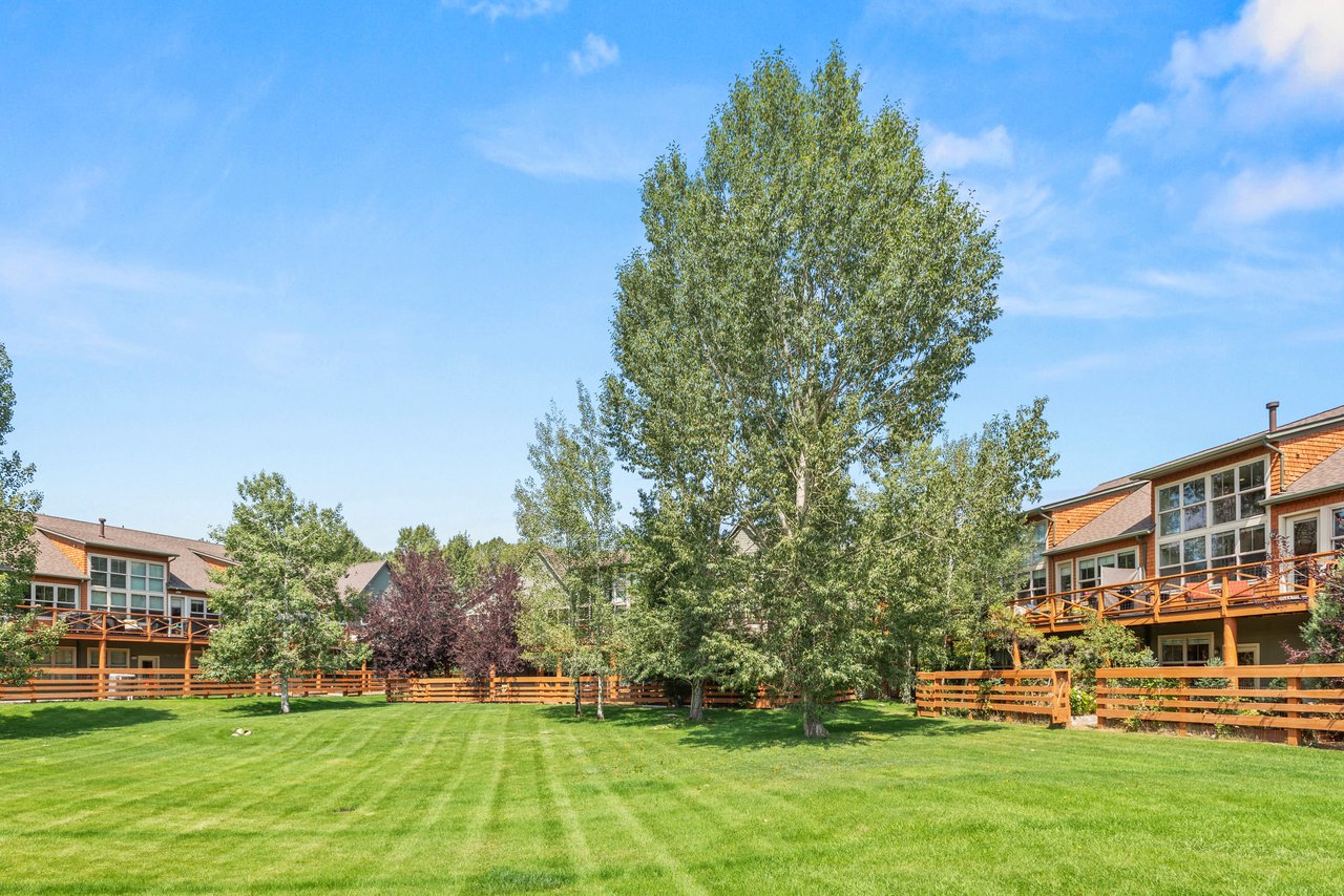 Warm & Inviting Willits Townhome